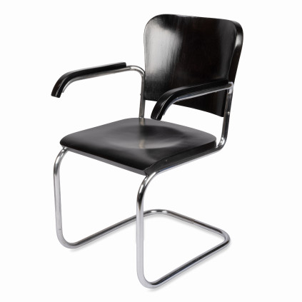 Chair with armrests
